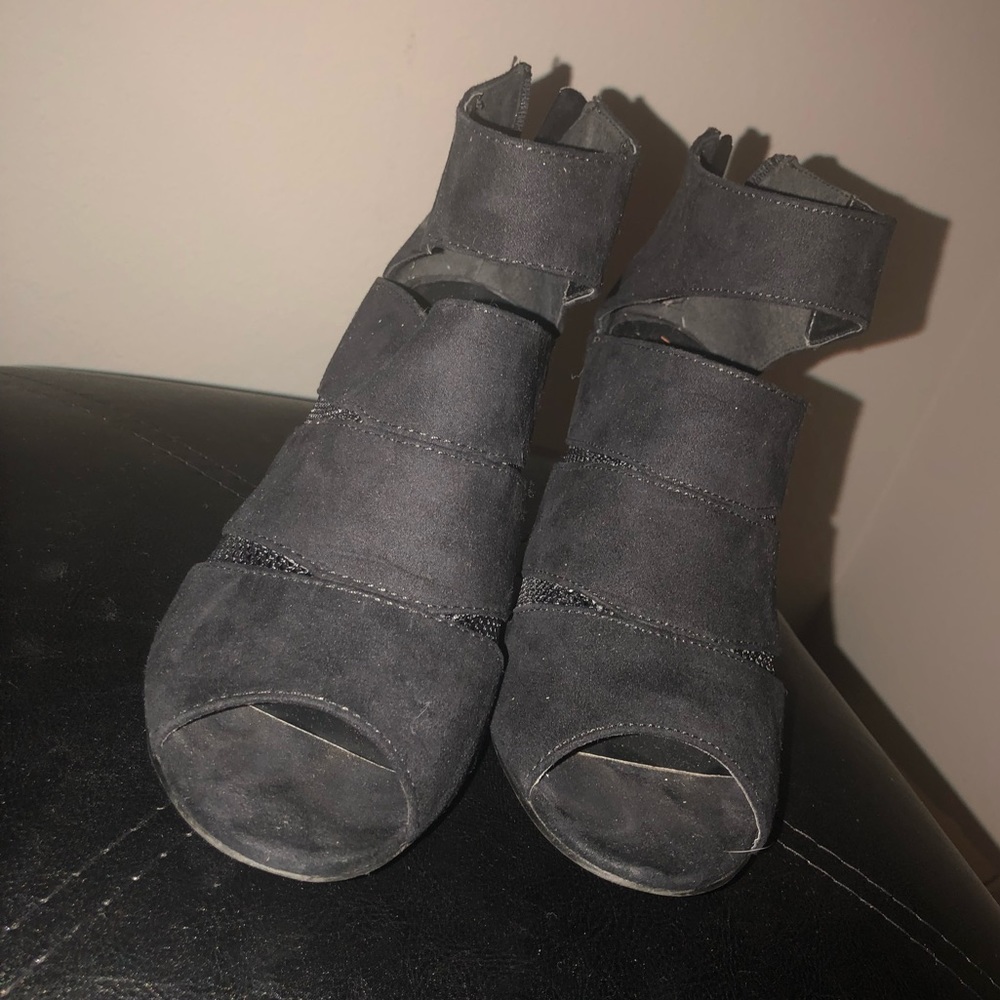 Black Cutout Wedges - Picture 3 of 5